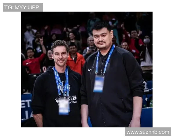 姚明伸手臂展现篮球巨星风采引发全场热烈欢呼与赞叹 姚明伸手臂展现篮球巨星风采引发全场热烈欢呼与赞叹